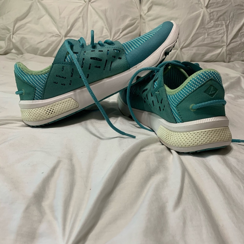 Women’s Sperry boat tennis shoes